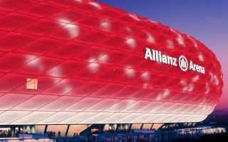 中国竞彩网：体育交融，祖巴茨率快船队友现场助阵洛杉矶足球赛，向孙兴慜赠送定制韩文球衣