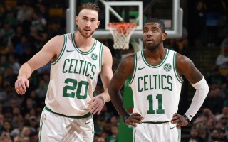 中国竞彩网|历史性瞬间！杨瀚森女友首度公开同框，场边与对手欢笑合影引热议，仅出战1分钟轻松写意